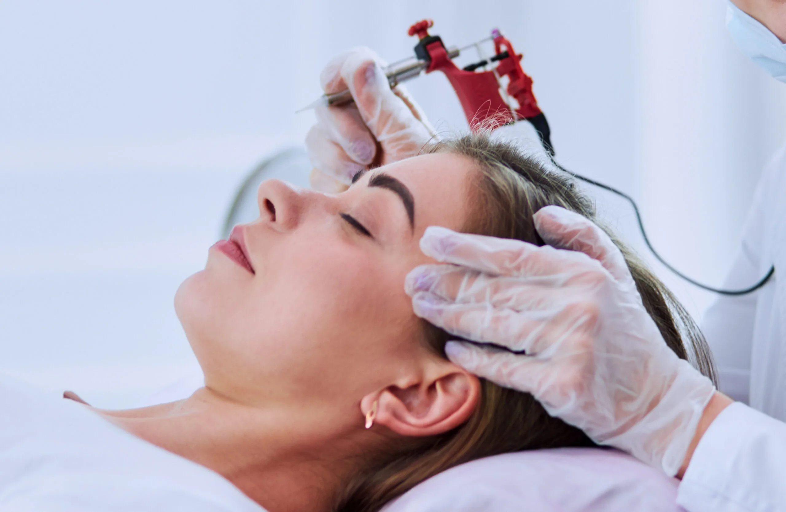 Mujer realizandose un tinte de pestañas en TrueStudio, centro de estética especializado en Barcelona