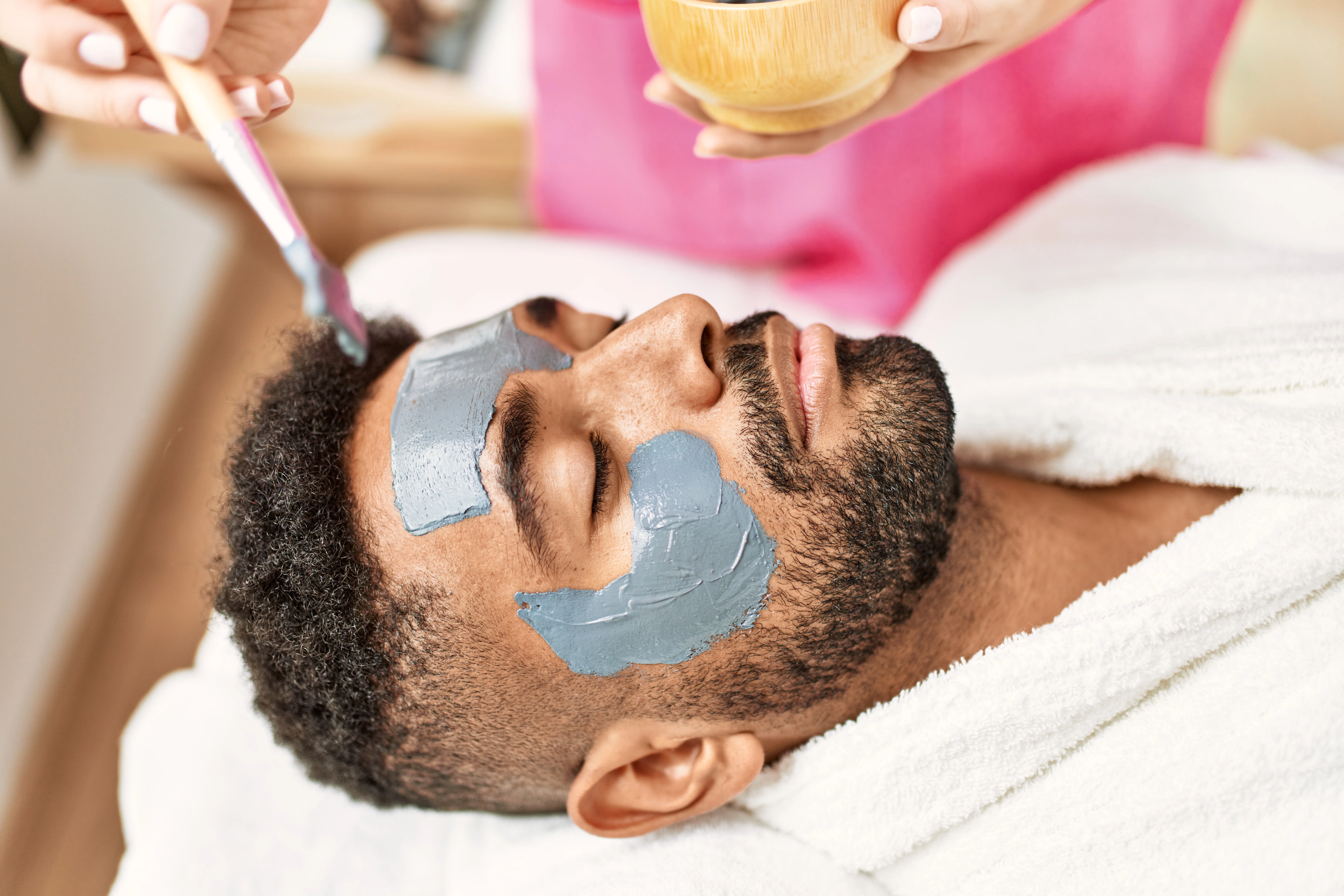 Hombre realizandose un tratamiento de higiene facial en TrueStudio, centro de estética en Barcelona.