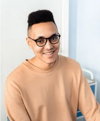 Hombre sonriendo en el centro estético TrueStudio, expertos en tratamientos de belleza en Barcelona
