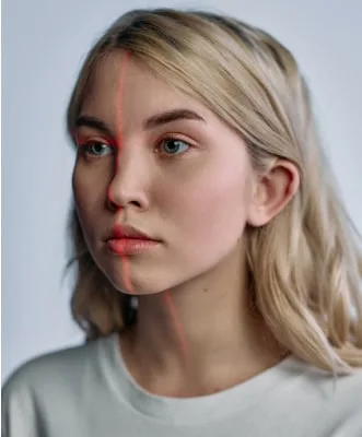 Mujer con la cara alineada para tratamiento estético en el centro TrueStudio, expertos en belleza.
